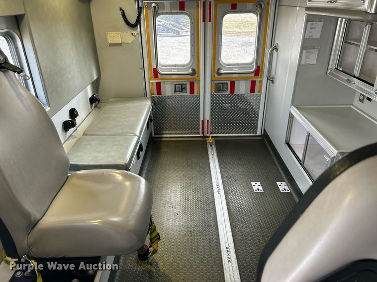 image for item OI9530 2000 Ford E450 Super Duty  ambulance