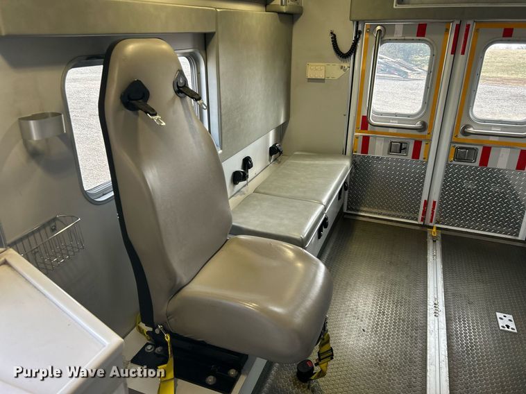 image for item OI9530 2000 Ford E450 Super Duty  ambulance