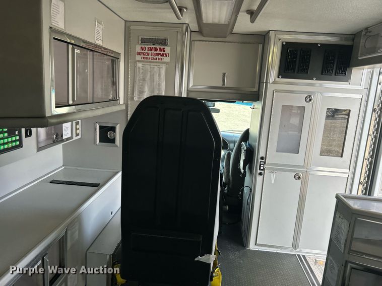 image for item OI9530 2000 Ford E450 Super Duty  ambulance