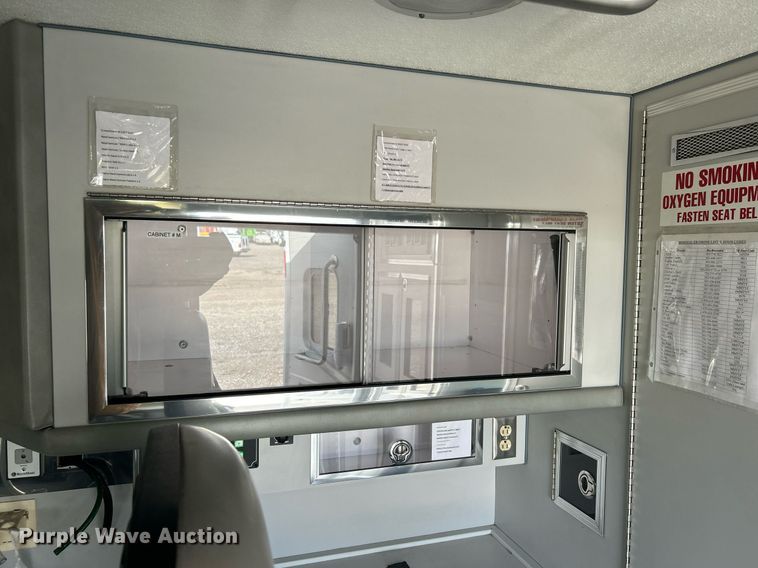 image for item OI9530 2000 Ford E450 Super Duty  ambulance