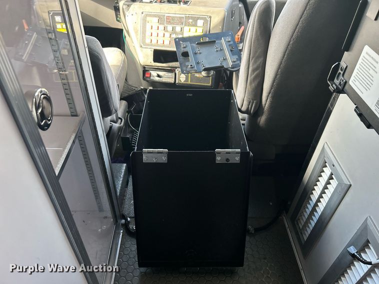 image for item OI9530 2000 Ford E450 Super Duty  ambulance