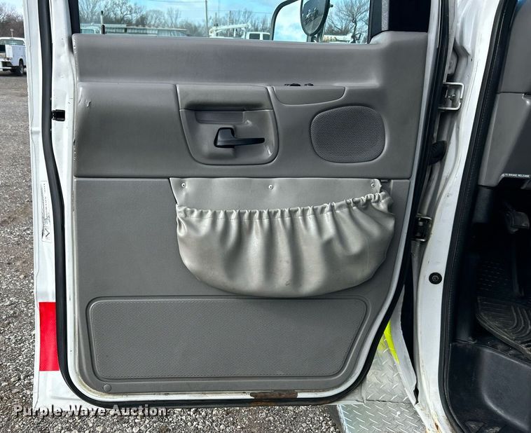 image for item OI9530 2000 Ford E450 Super Duty  ambulance