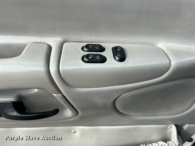 image for item OI9530 2000 Ford E450 Super Duty  ambulance