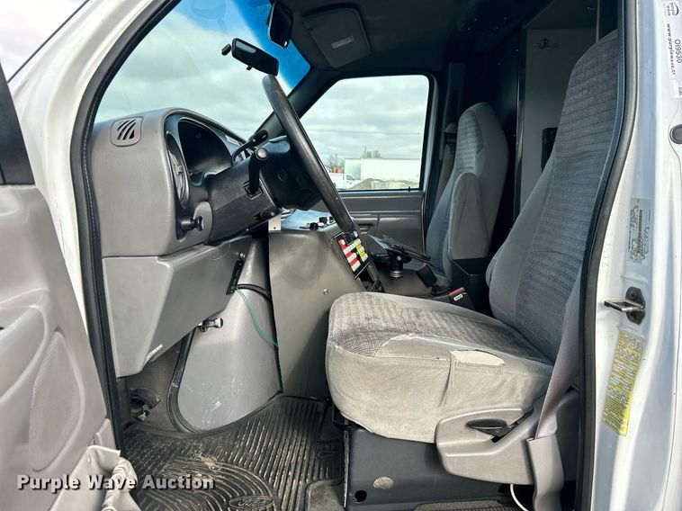 image for item OI9530 2000 Ford E450 Super Duty  ambulance
