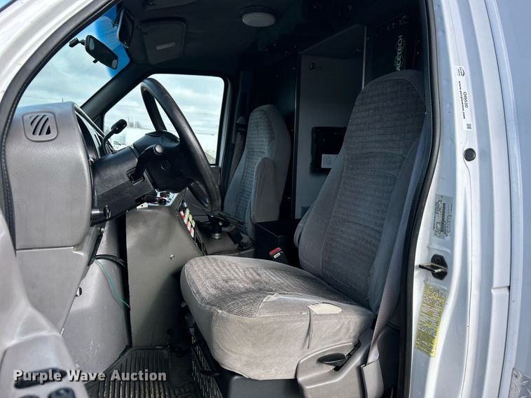 image for item OI9530 2000 Ford E450 Super Duty  ambulance