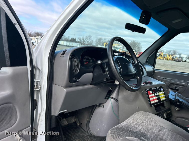 image for item OI9530 2000 Ford E450 Super Duty  ambulance