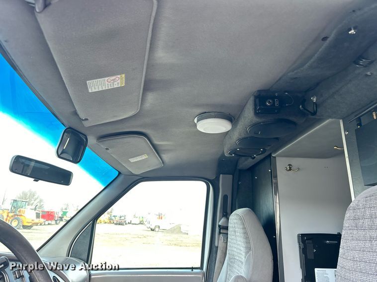 image for item OI9530 2000 Ford E450 Super Duty  ambulance