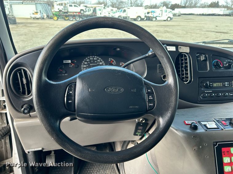 image for item OI9530 2000 Ford E450 Super Duty  ambulance