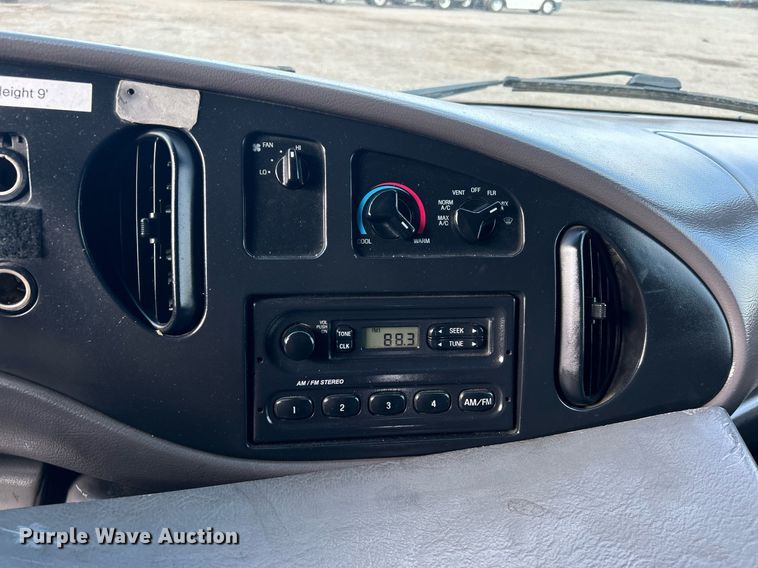 image for item OI9530 2000 Ford E450 Super Duty  ambulance