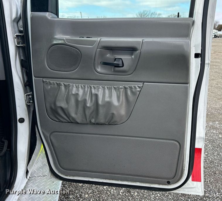 image for item OI9530 2000 Ford E450 Super Duty  ambulance