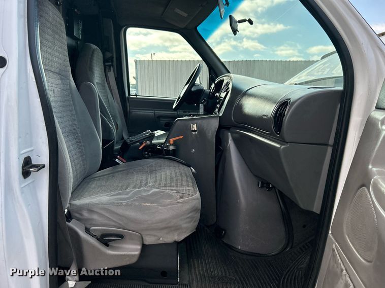 image for item OI9530 2000 Ford E450 Super Duty  ambulance