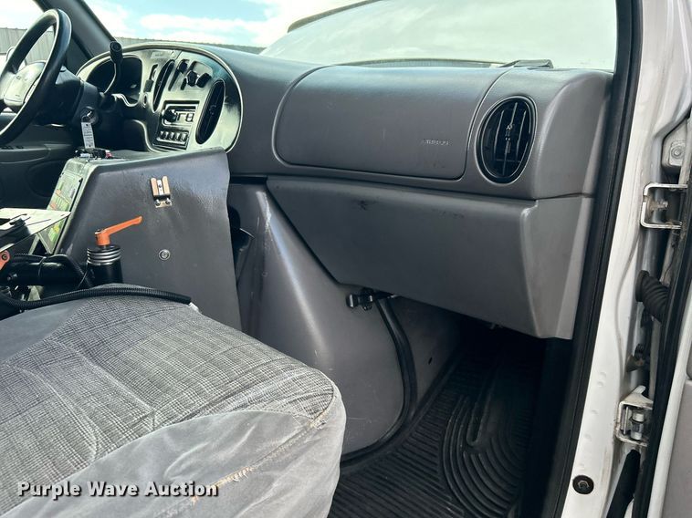 image for item OI9530 2000 Ford E450 Super Duty  ambulance