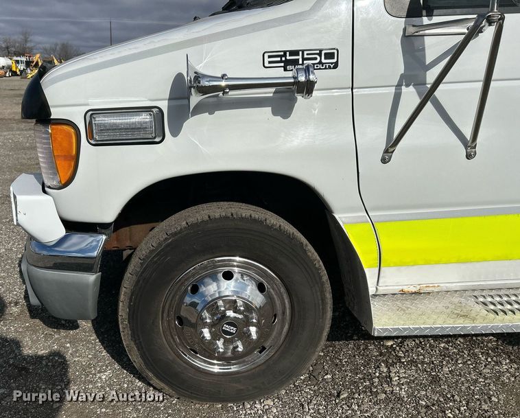image for item OI9530 2000 Ford E450 Super Duty  ambulance