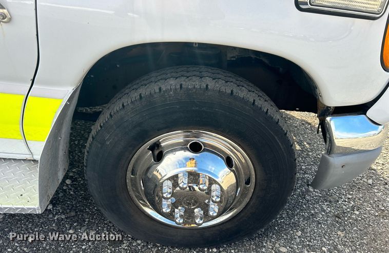 image for item OI9530 2000 Ford E450 Super Duty  ambulance