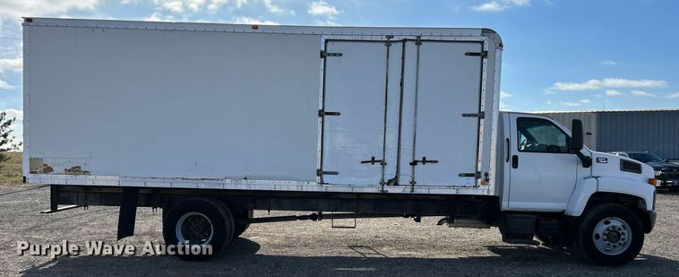 image for item OI9531 2007 GMC  C7500 box truck