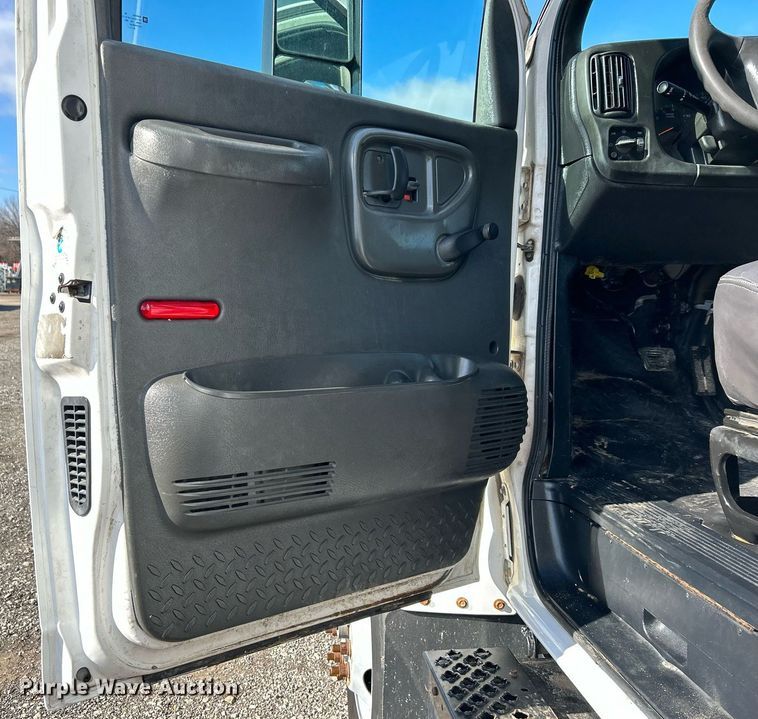 image for item OI9531 2007 GMC  C7500 box truck