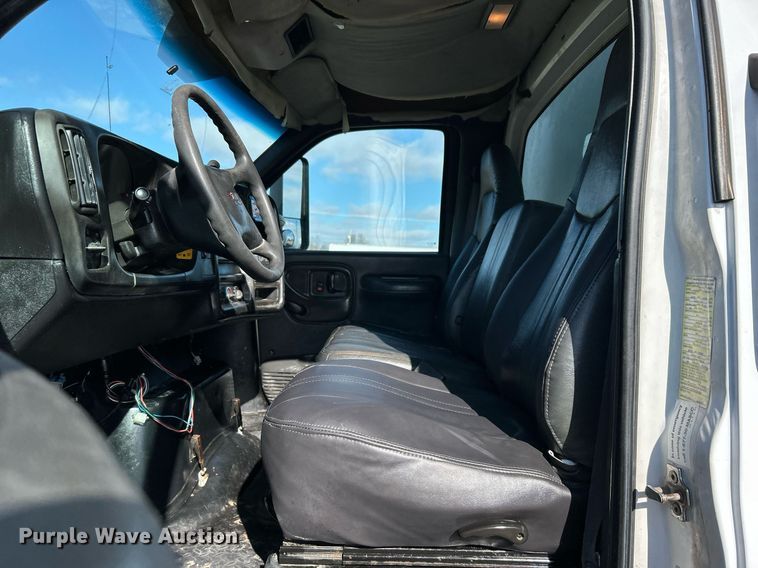 image for item OI9531 2007 GMC  C7500 box truck