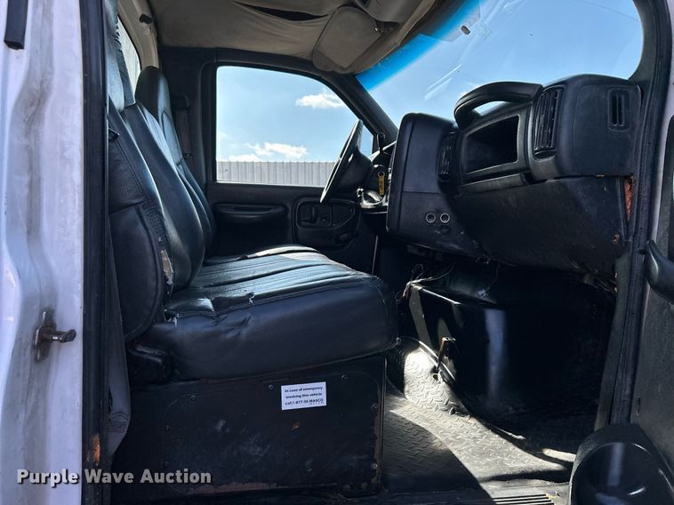 image for item OI9531 2007 GMC  C7500 box truck