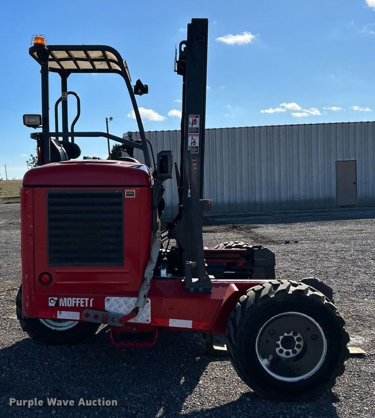 image for item OI9533 2015 Moffett M8 55.4 forklift