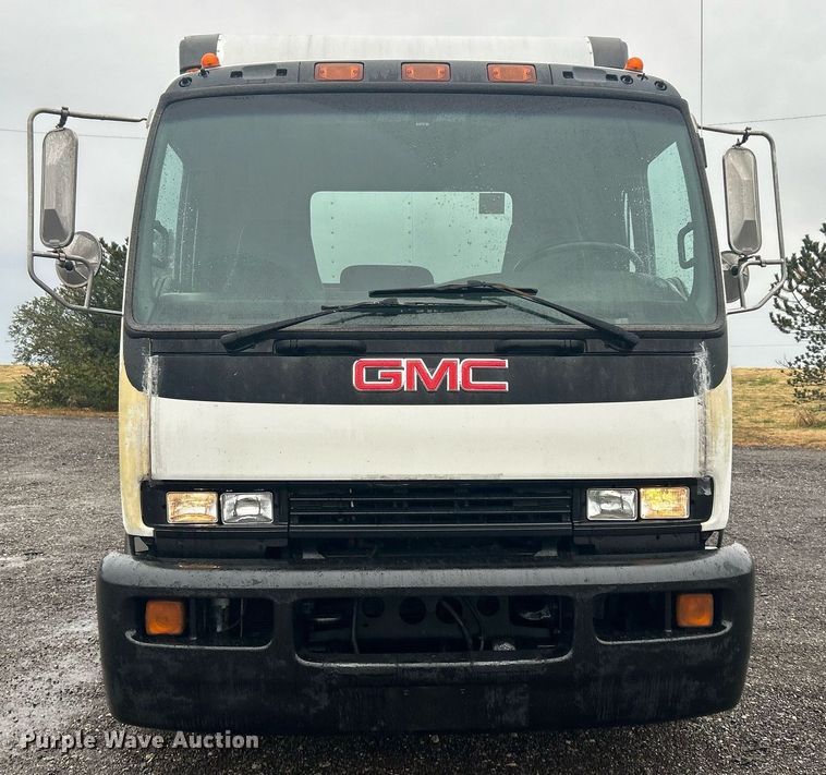 image for item OM9225 2005 GMC T6500 box truck