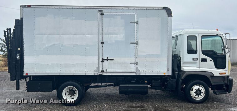 image for item OM9225 2005 GMC T6500 box truck