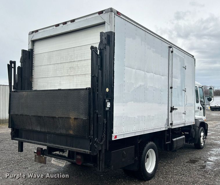 image for item OM9225 2005 GMC T6500 box truck