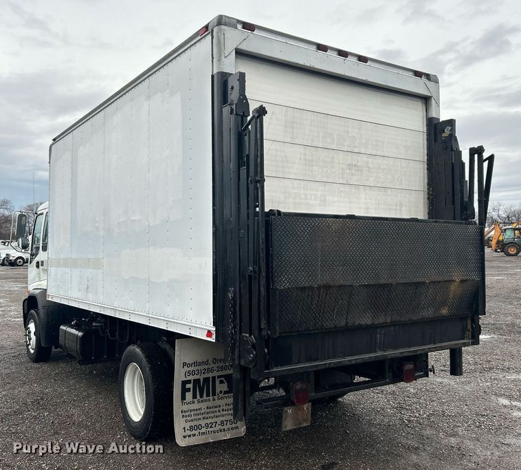 image for item OM9225 2005 GMC T6500 box truck