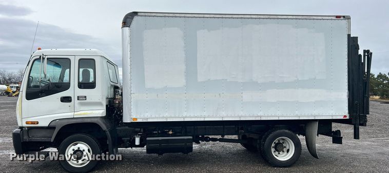 image for item OM9225 2005 GMC T6500 box truck