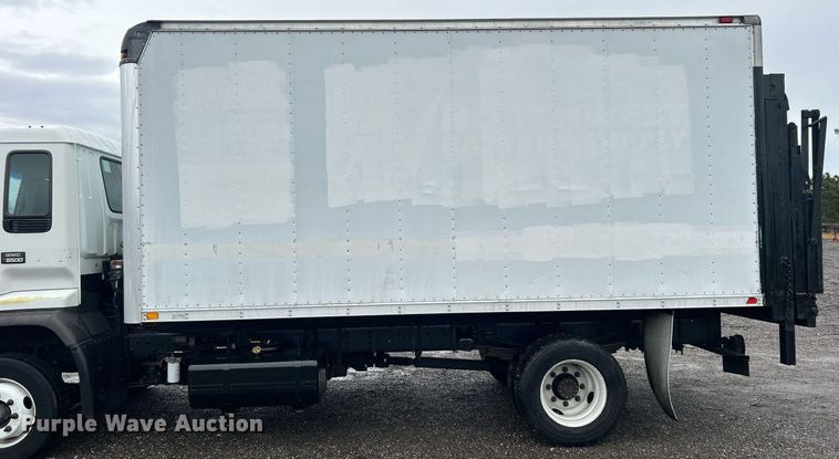 image for item OM9225 2005 GMC T6500 box truck