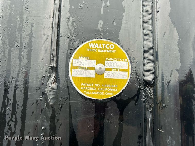 image for item OM9225 2005 GMC T6500 box truck