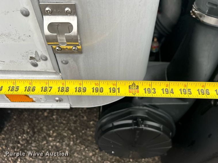 image for item OM9225 2005 GMC T6500 box truck