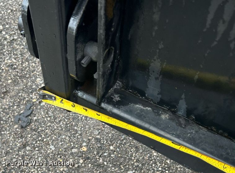 image for item OM9225 2005 GMC T6500 box truck