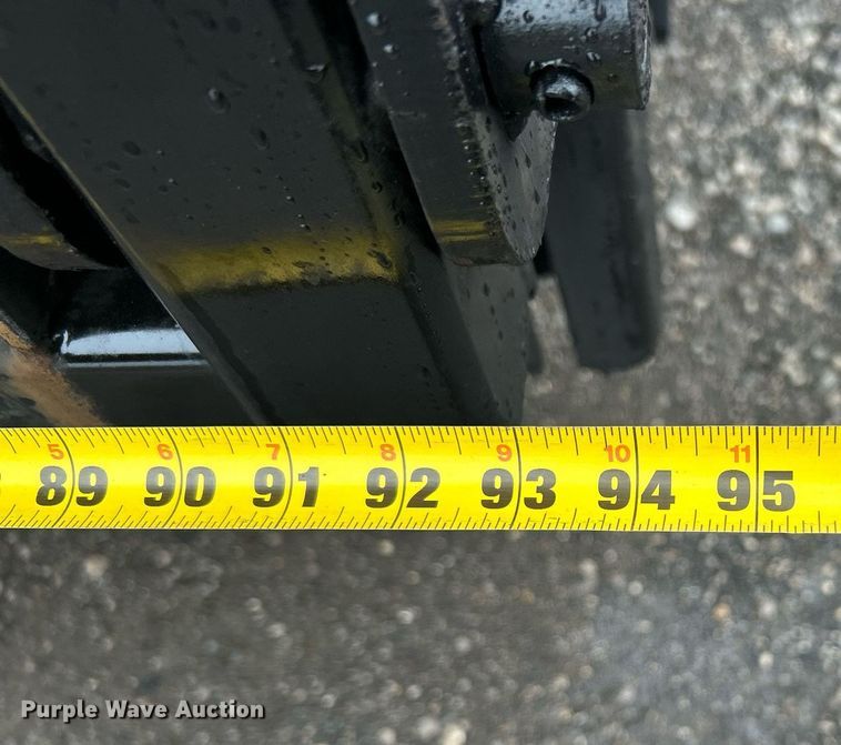 image for item OM9225 2005 GMC T6500 box truck