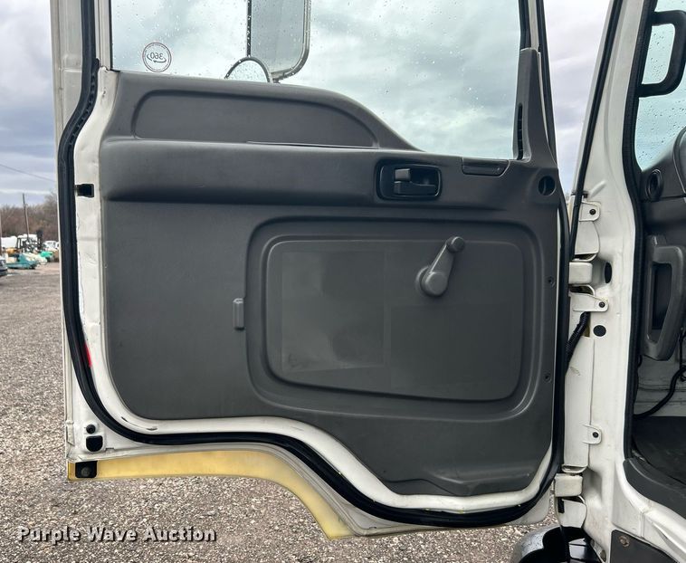 image for item OM9225 2005 GMC T6500 box truck