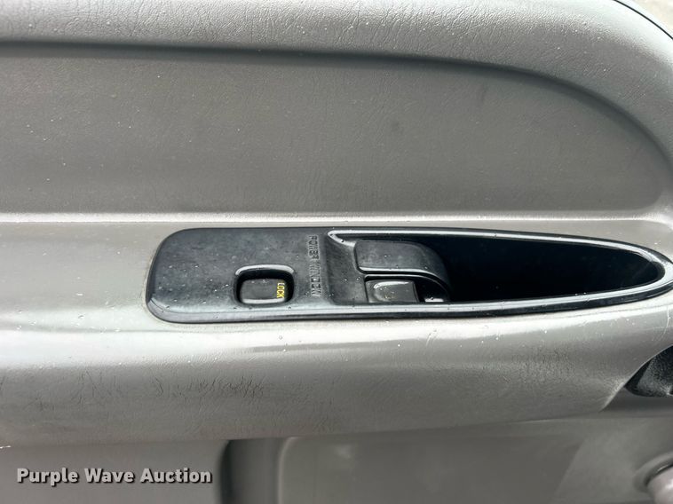 image for item OM9225 2005 GMC T6500 box truck