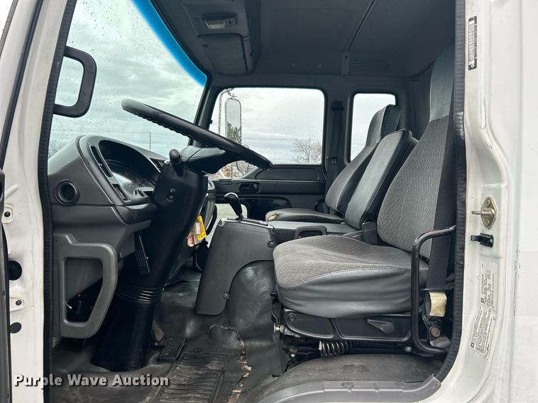 image for item OM9225 2005 GMC T6500 box truck