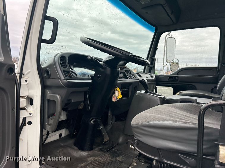 image for item OM9225 2005 GMC T6500 box truck