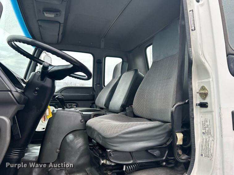 image for item OM9225 2005 GMC T6500 box truck