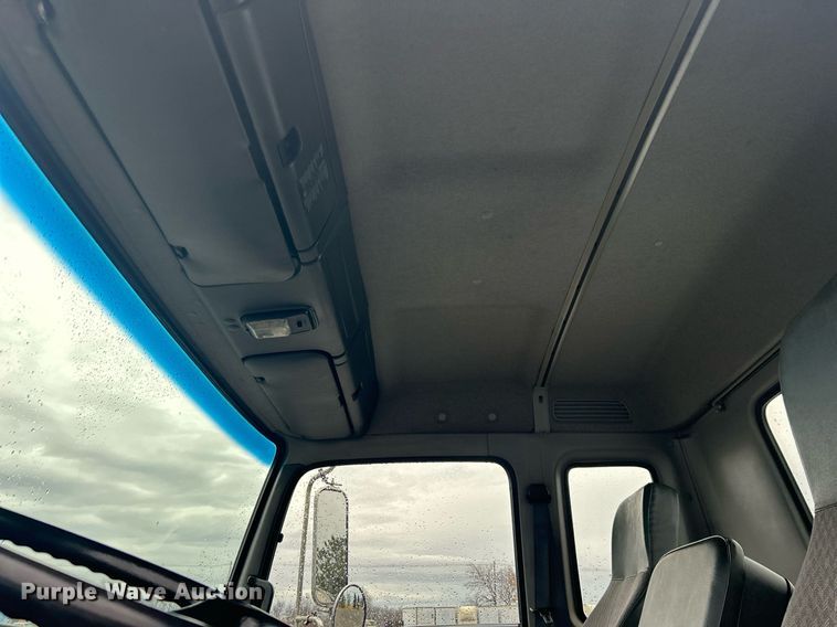 image for item OM9225 2005 GMC T6500 box truck