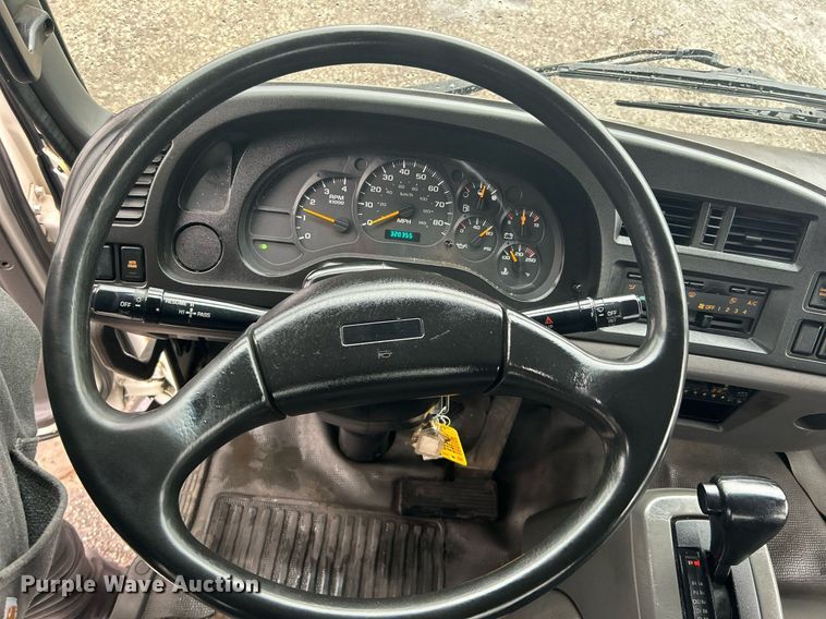 image for item OM9225 2005 GMC T6500 box truck