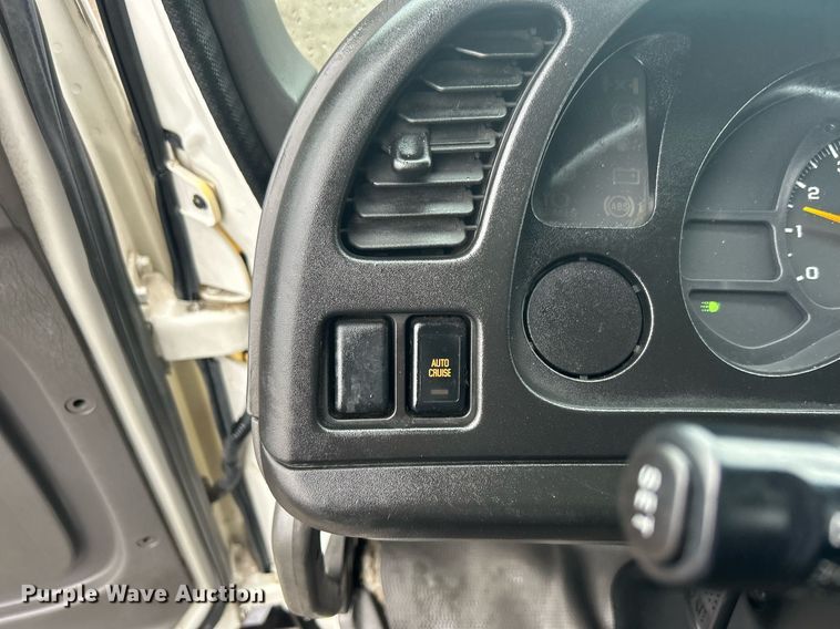 image for item OM9225 2005 GMC T6500 box truck