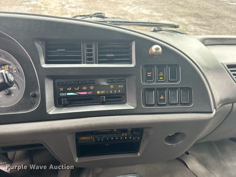 image for item OM9225 2005 GMC T6500 box truck