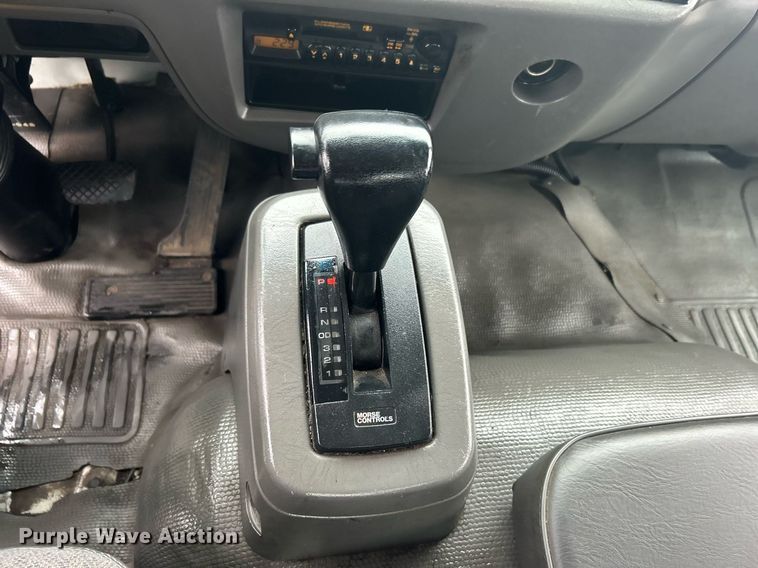 image for item OM9225 2005 GMC T6500 box truck