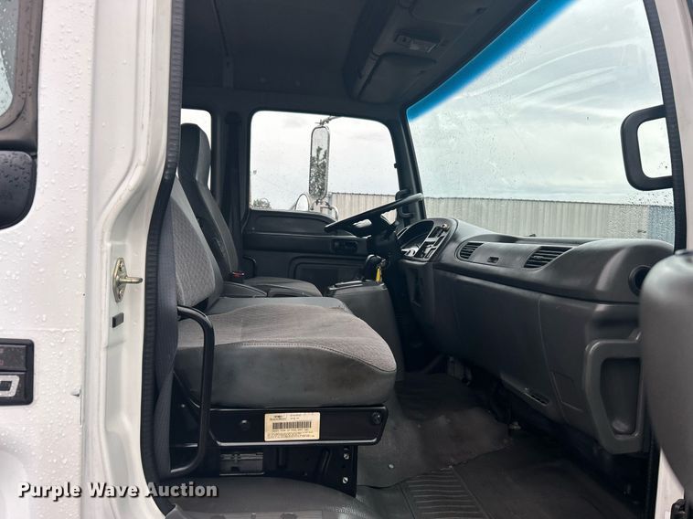 image for item OM9225 2005 GMC T6500 box truck