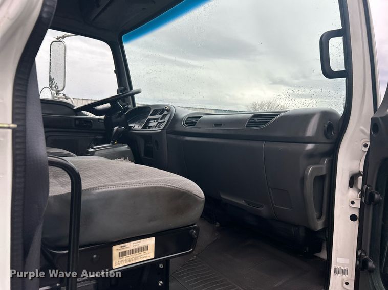 image for item OM9225 2005 GMC T6500 box truck