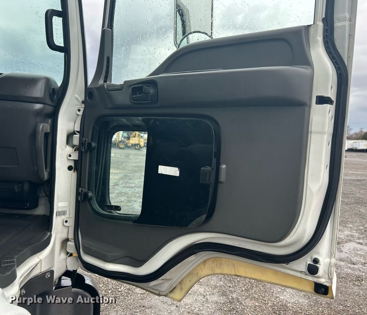 image for item OM9225 2005 GMC T6500 box truck