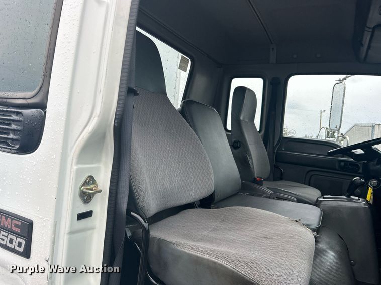 image for item OM9225 2005 GMC T6500 box truck