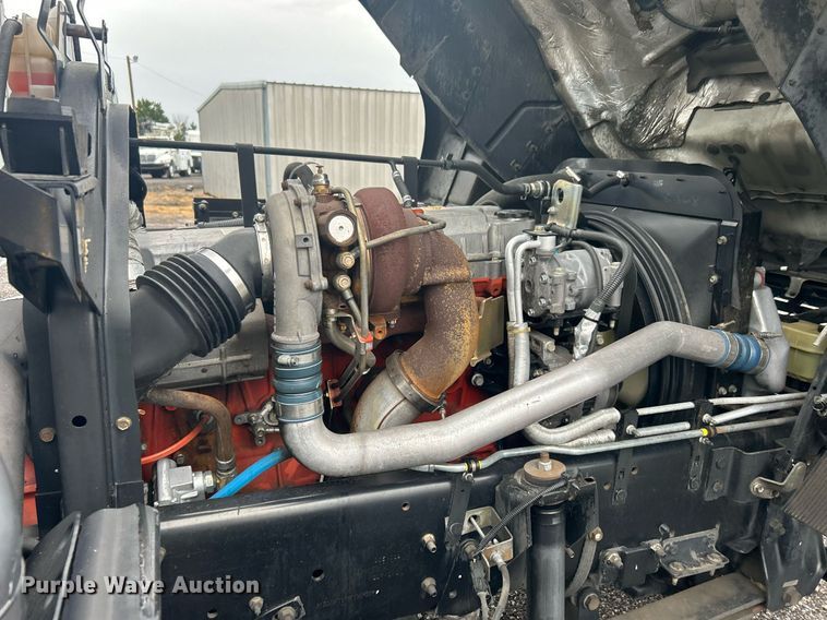 image for item OM9225 2005 GMC T6500 box truck