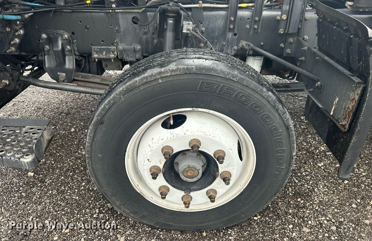 image for item OM9225 2005 GMC T6500 box truck