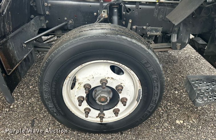 image for item OM9225 2005 GMC T6500 box truck